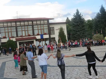 Чужденци пеят и играят на мегдана в Добринище