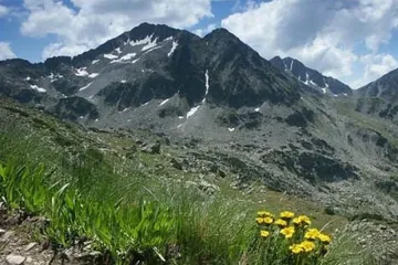 Жегите напълниха Пирин с планинари