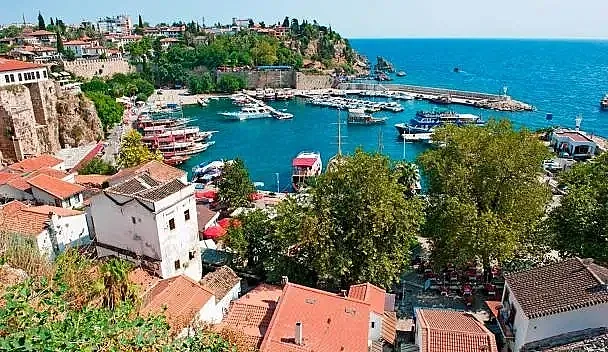 Ердоган тропна по масата. Затвориха 50 хотела в Анталия