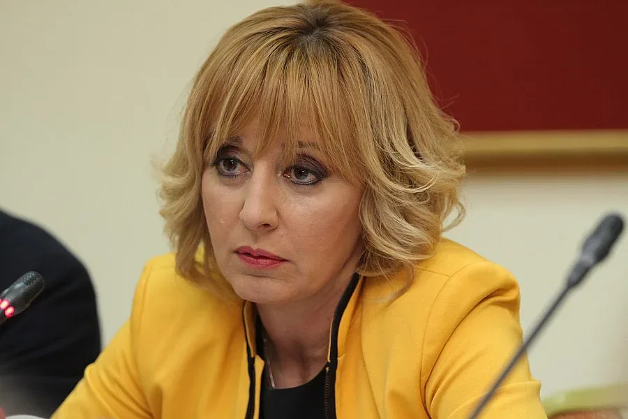 Манолова мисли за помощ на производителите на череши