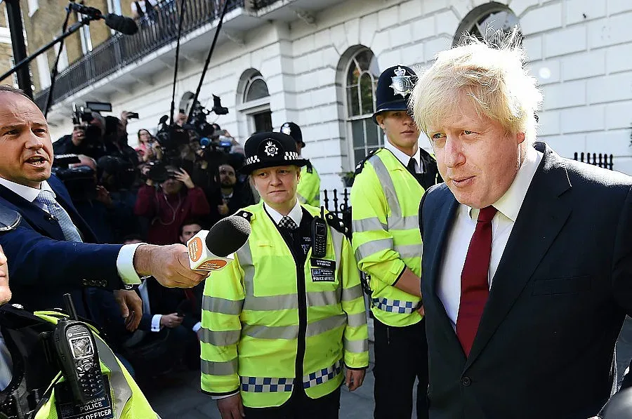 Камерън си тръгва до три месеца (ОБЗОР)