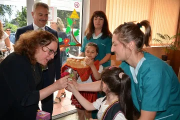 Посланикът на Израел дари играчки на деца