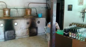 Спипаха 3 тона нелегална ракия в манастир в Поморие