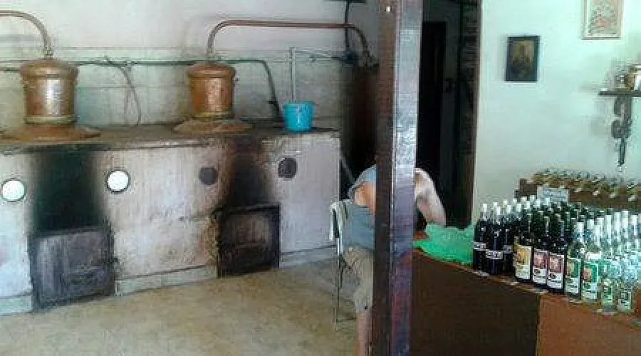 Спипаха 3 тона нелегална ракия в манастир в Поморие