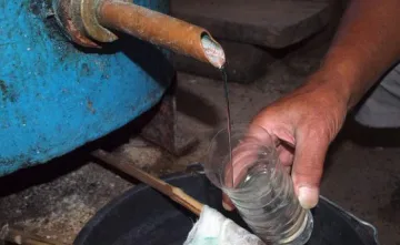 Откриха нелегална ракиджийница в поморийския манастир.