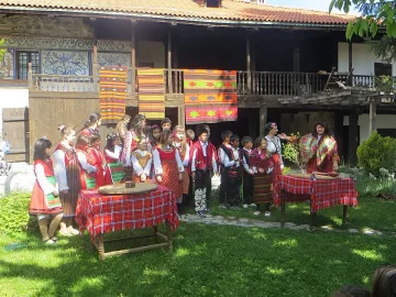 Чужденци плетат и тъкат в курорта Банско
