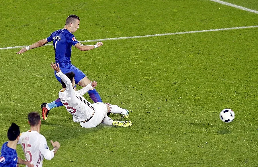 Италия помръкна: Мама миа, играем с Испания