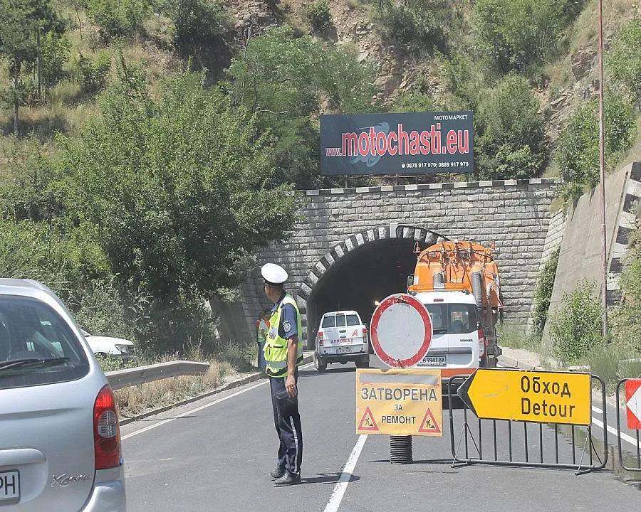 Кошмар на пътя за Гърция заради смяна на лампи