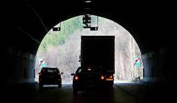 Смяна на лампи в тунел отби движението към Гърция