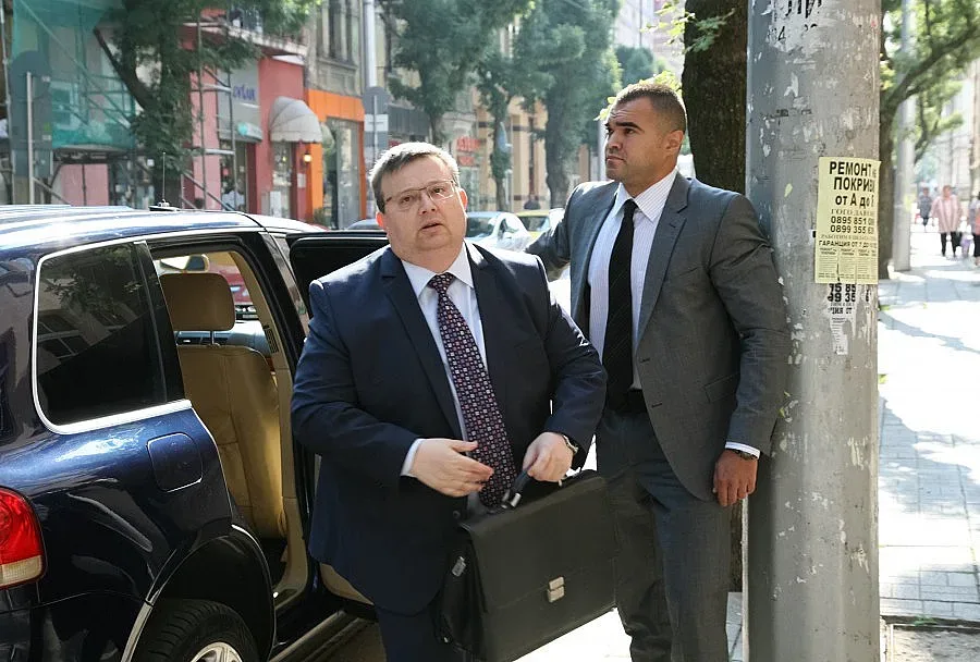 Цацаров иска повече съдии и прокурори по границата