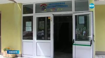 Етажерка падна върху дете, счупи му крака