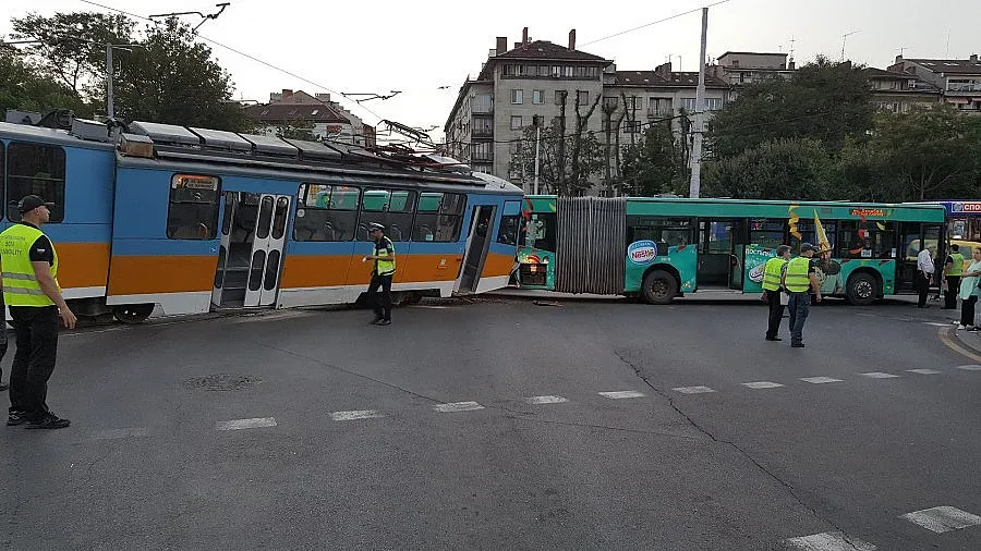 Трамвай се вряза в автобус в столицата