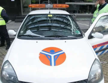 Чиновничка вози пътници на черно