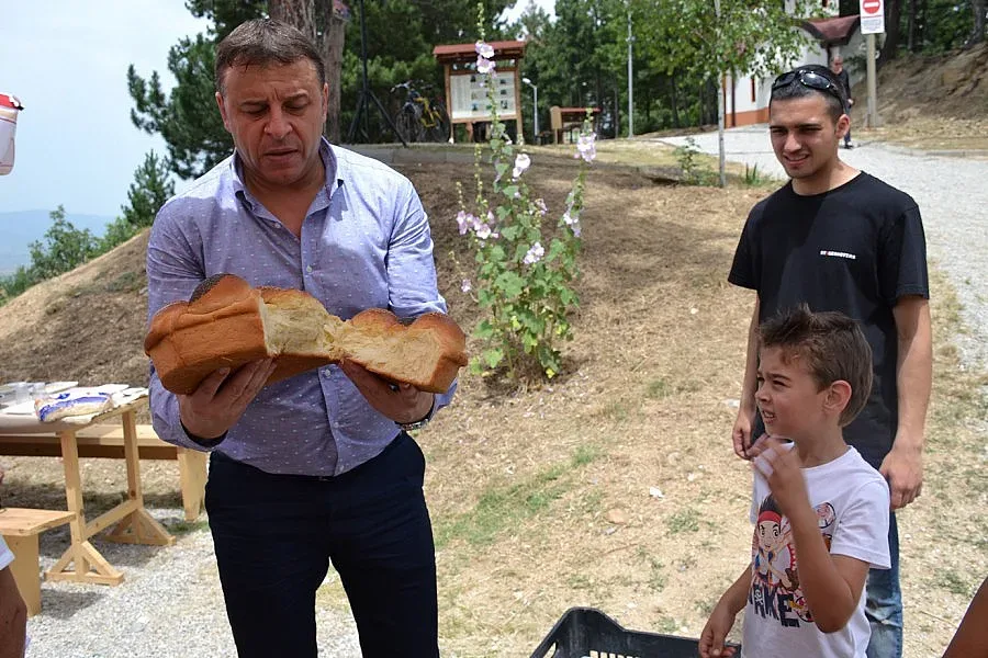 Стотици на курбан край 33-метров кръст
