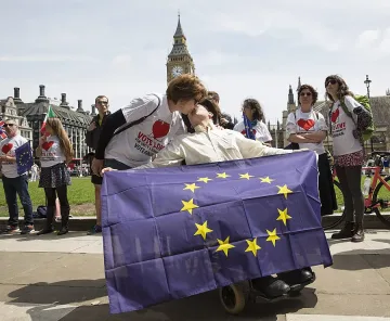 ВИДЕО: 420 души в Лондон борят Brexit с целувки