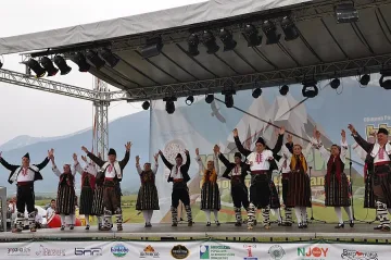 Хиляди играха нашенски хора край Разлог