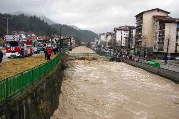 Кола излетя от 8 метра в река