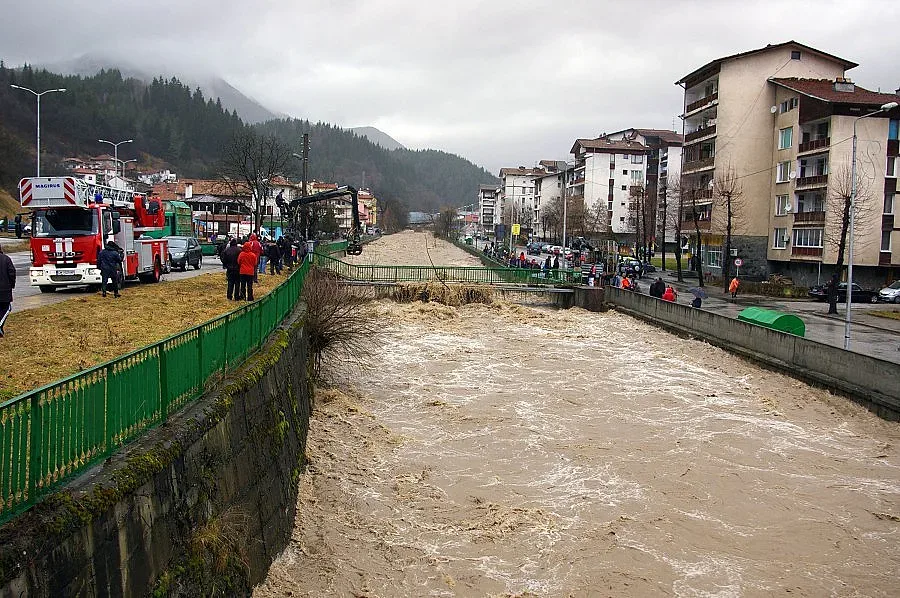 Кола излетя от 8 метра в река