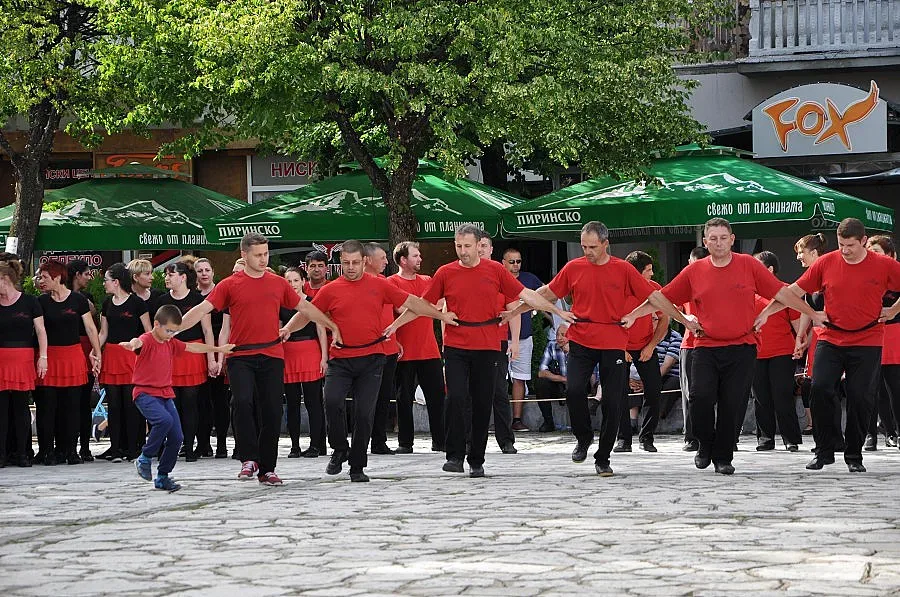 Тъпани и танцьори разтърсиха Разлог