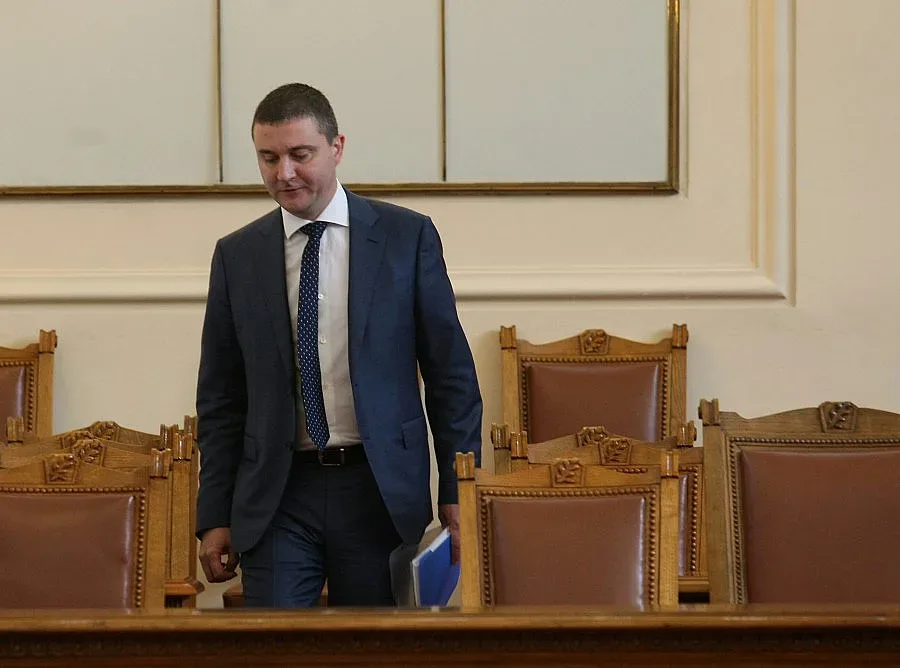 Горанов обеща повече пари за образование