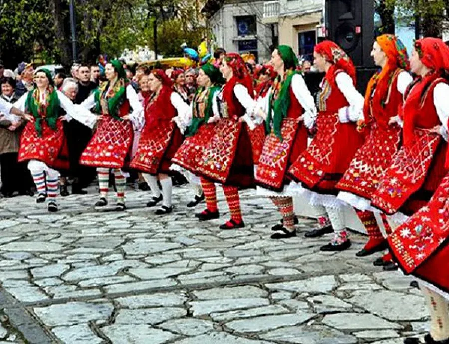 Хиляди играят народни хора край Разлог