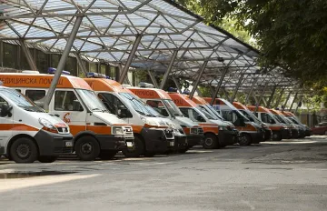 Работници берат душа след взрив на климатик