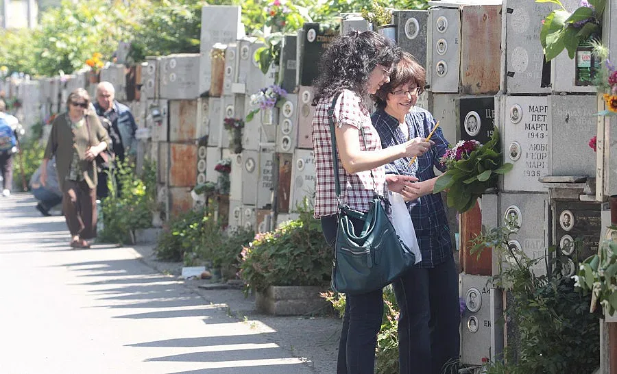 Траурна агенция погребва в частен имот