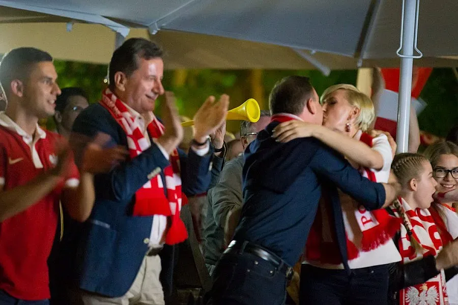 Поляк оцеля след 10 м полет на Евро 2016