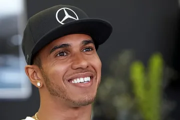 Хамилтън пръв на тренировките в Баку