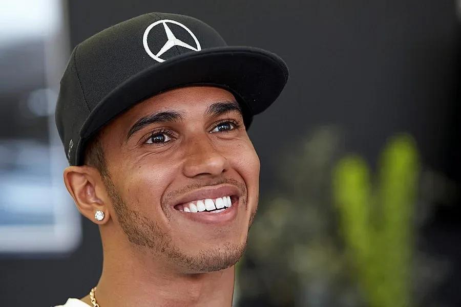 Хамилтън пръв на тренировките в Баку