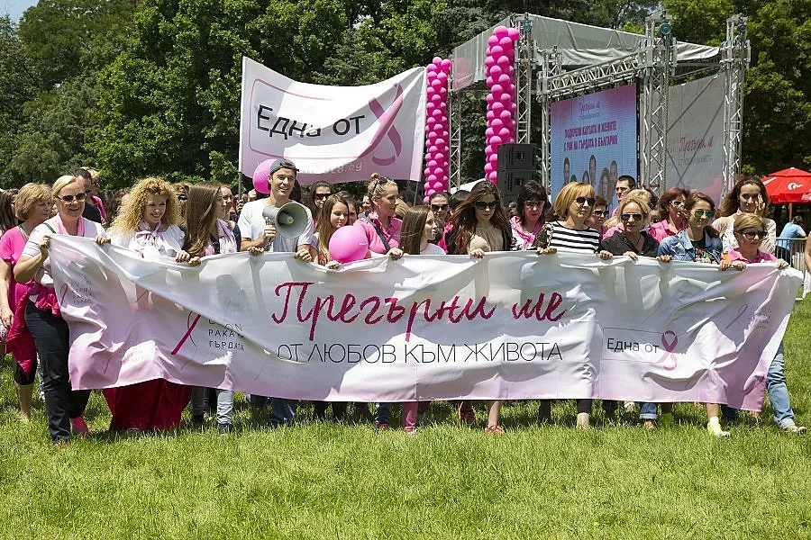 Avon събра хиляди в поход срещу рака на гърдата