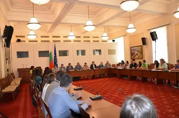 Цветанов се срещна с талантливи ученици в парламента