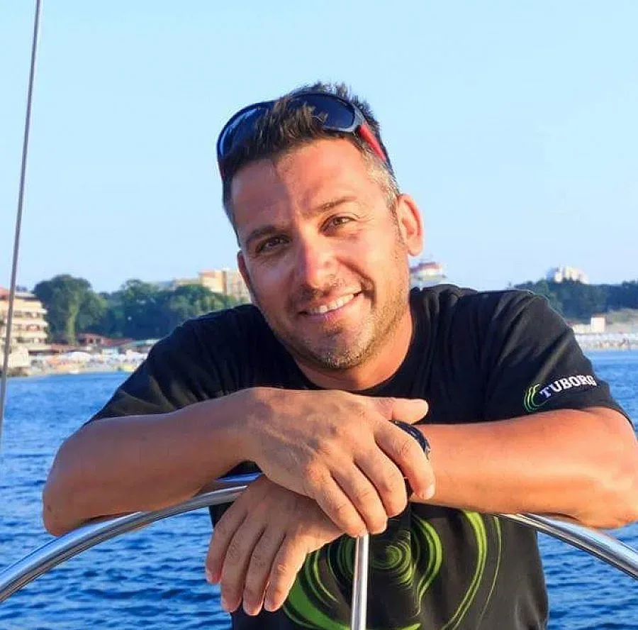 Здравко построи лодка с прозрачно дъно