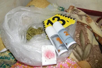 Гранични спипаха полицейски униформи и оръжие