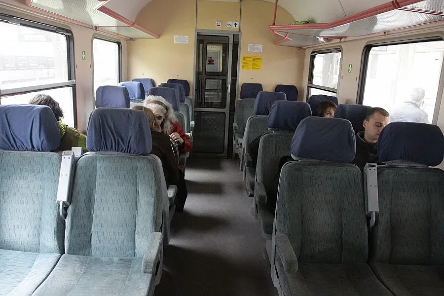 Спряха бърз влак заради пушек в локомотива