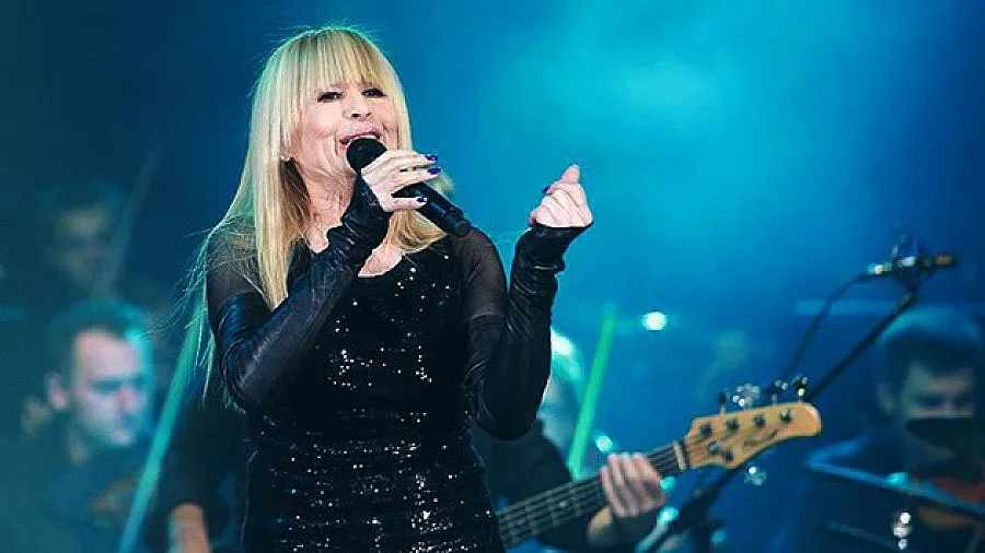 Лили Иванова пее на плажа в Бургас