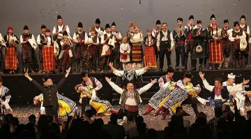 Патриарх Неофит на крака пред "Българе"