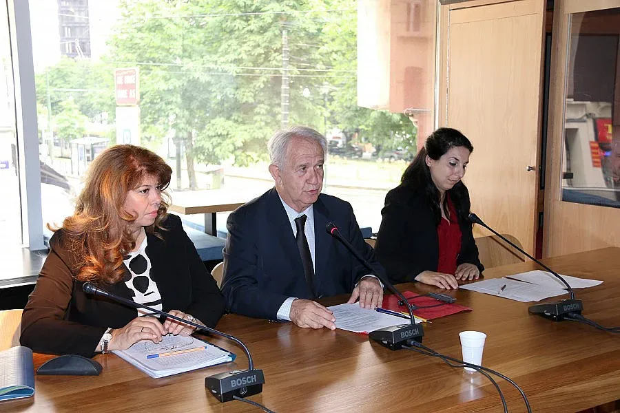 Йотова: Трафикантите използват децата мигранти като роби