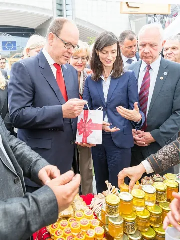 Принцът на Монако и Мария Габриел откриха Селище на пчелата