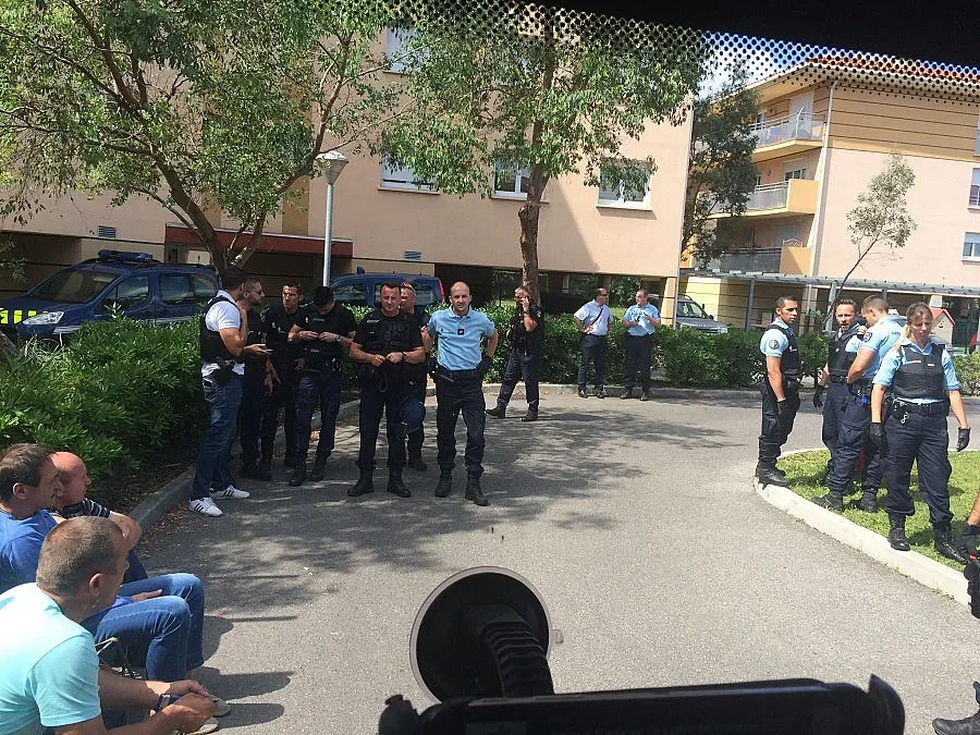 Франция депортира автобус с руски фенове