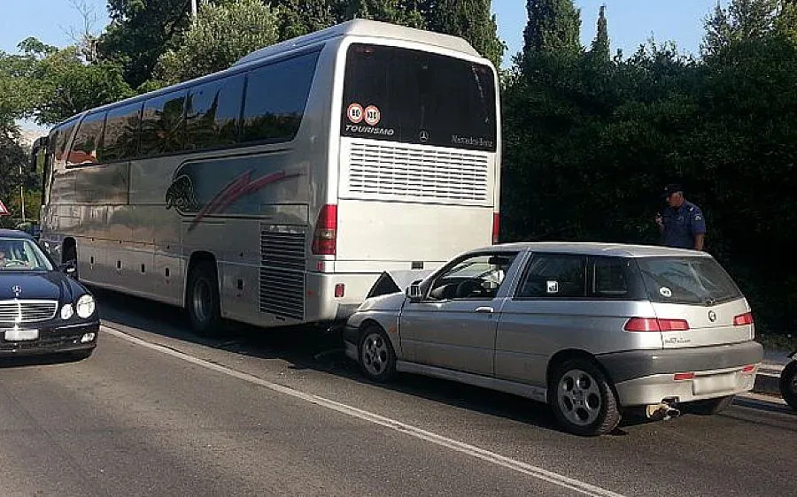 Пиян македонец удари автобус с българи 