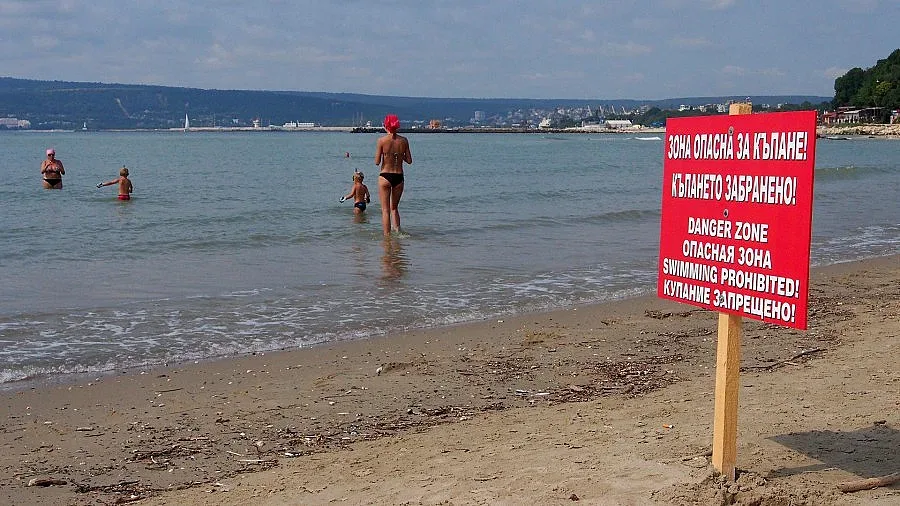 Забраниха къпането на Офицерския плаж