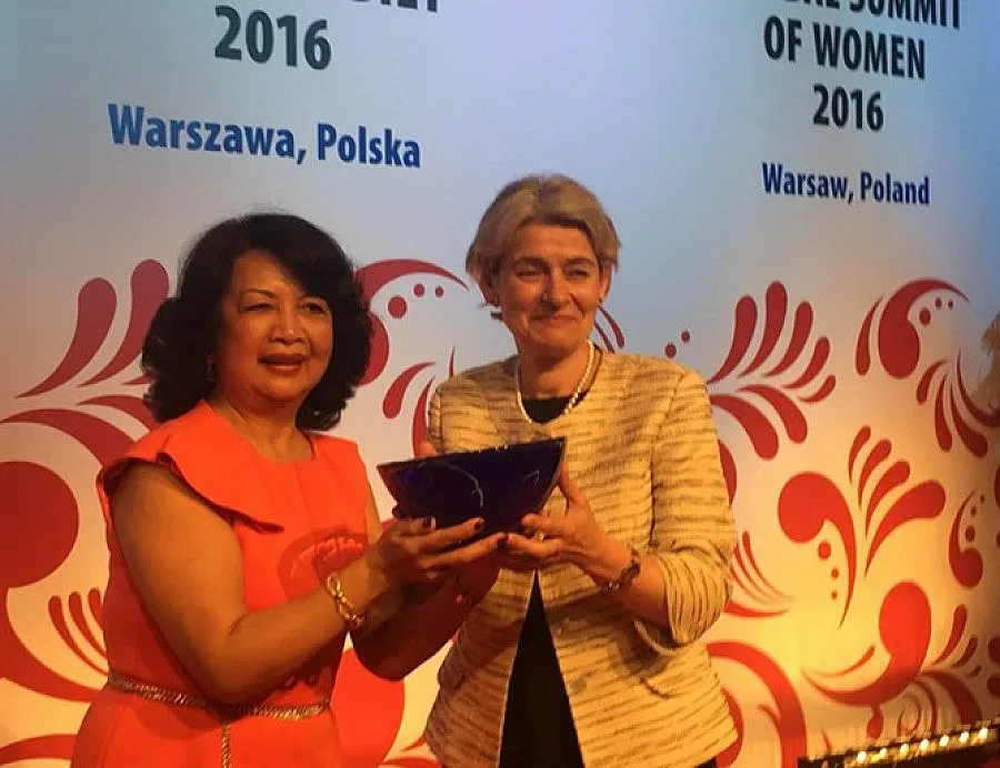 Бокова със Световната награда на жените лидери