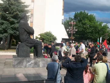 Шествие, цветя и стихове за Дядото в Благоевград 