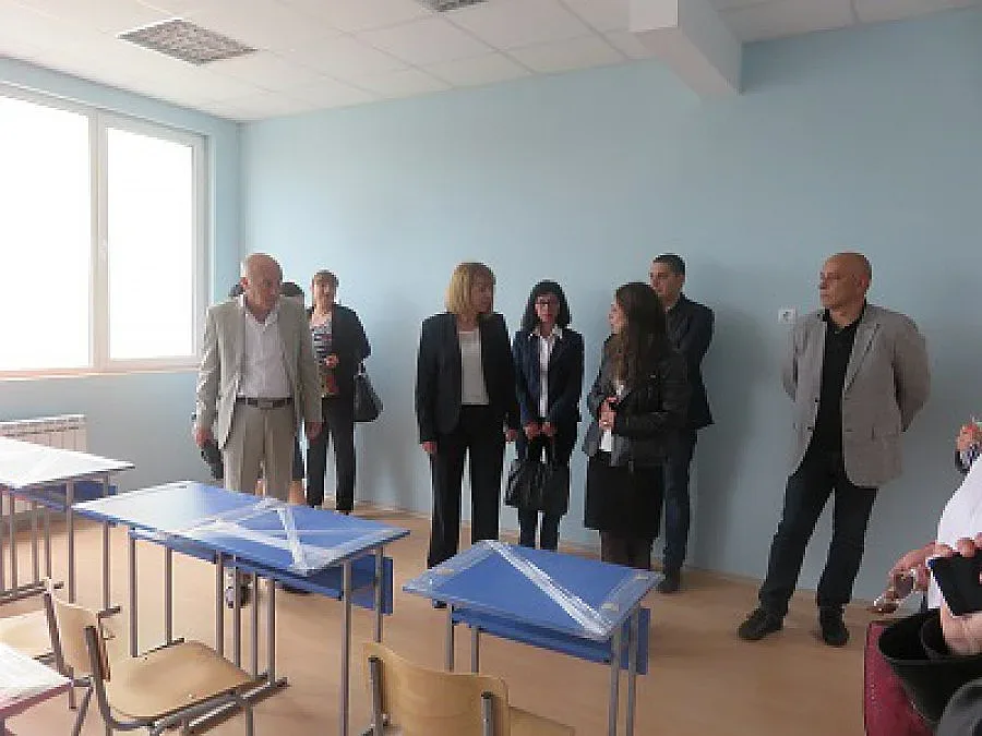 Фандъкова инспектира ремонта в 98 НУ