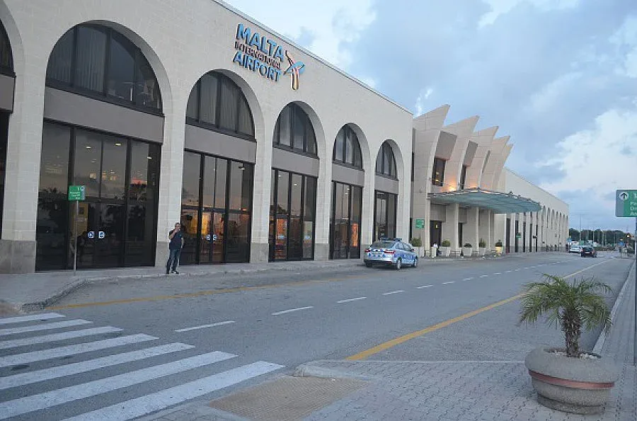 Закопчаха българин на летището в Малта 
