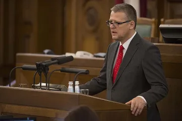 Министър подаде оставка, прередил пациенти