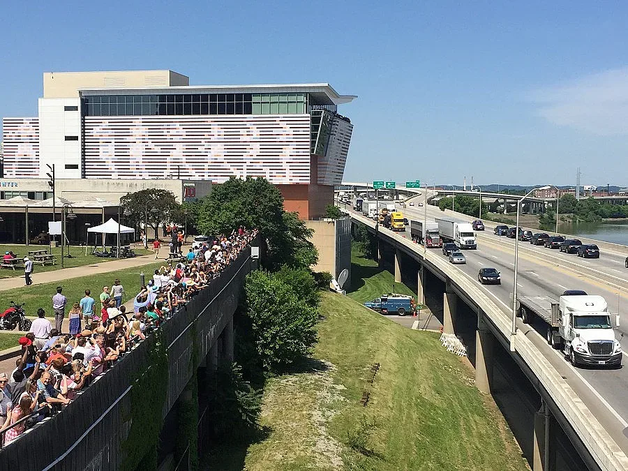 Десетки хиляди изпратиха Али (ВИДЕО)
