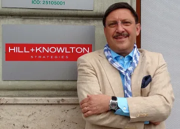 Цветя за Хилари стават кошмар за Максим Бехар