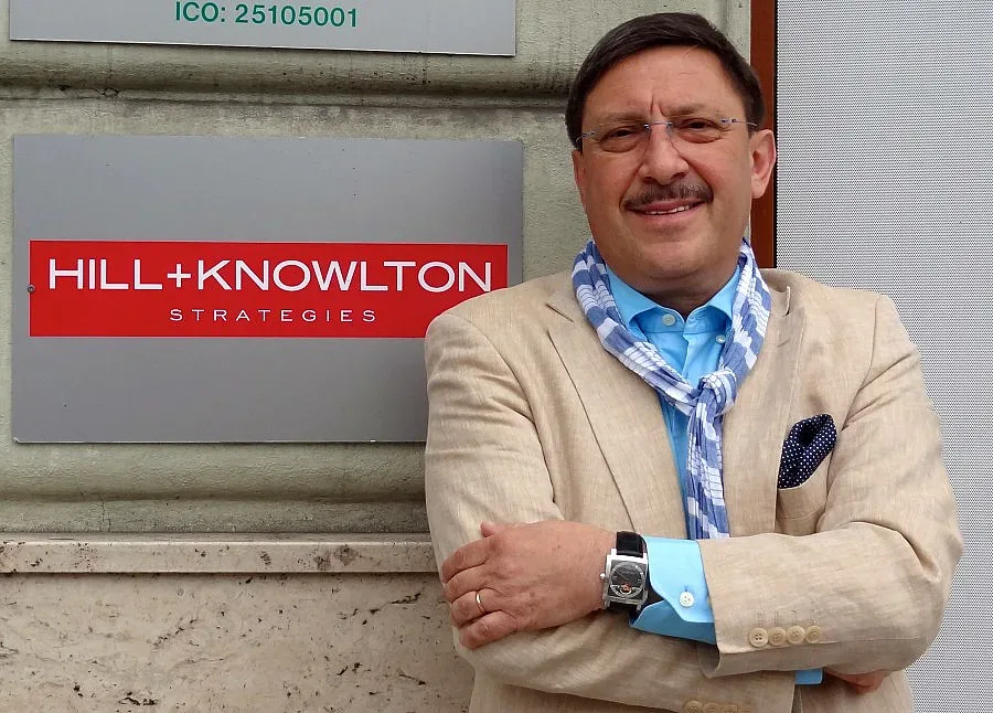 Цветя за Хилари стават кошмар за Максим Бехар